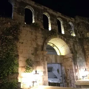 Diocletians Palace For Two , Split Croacia
